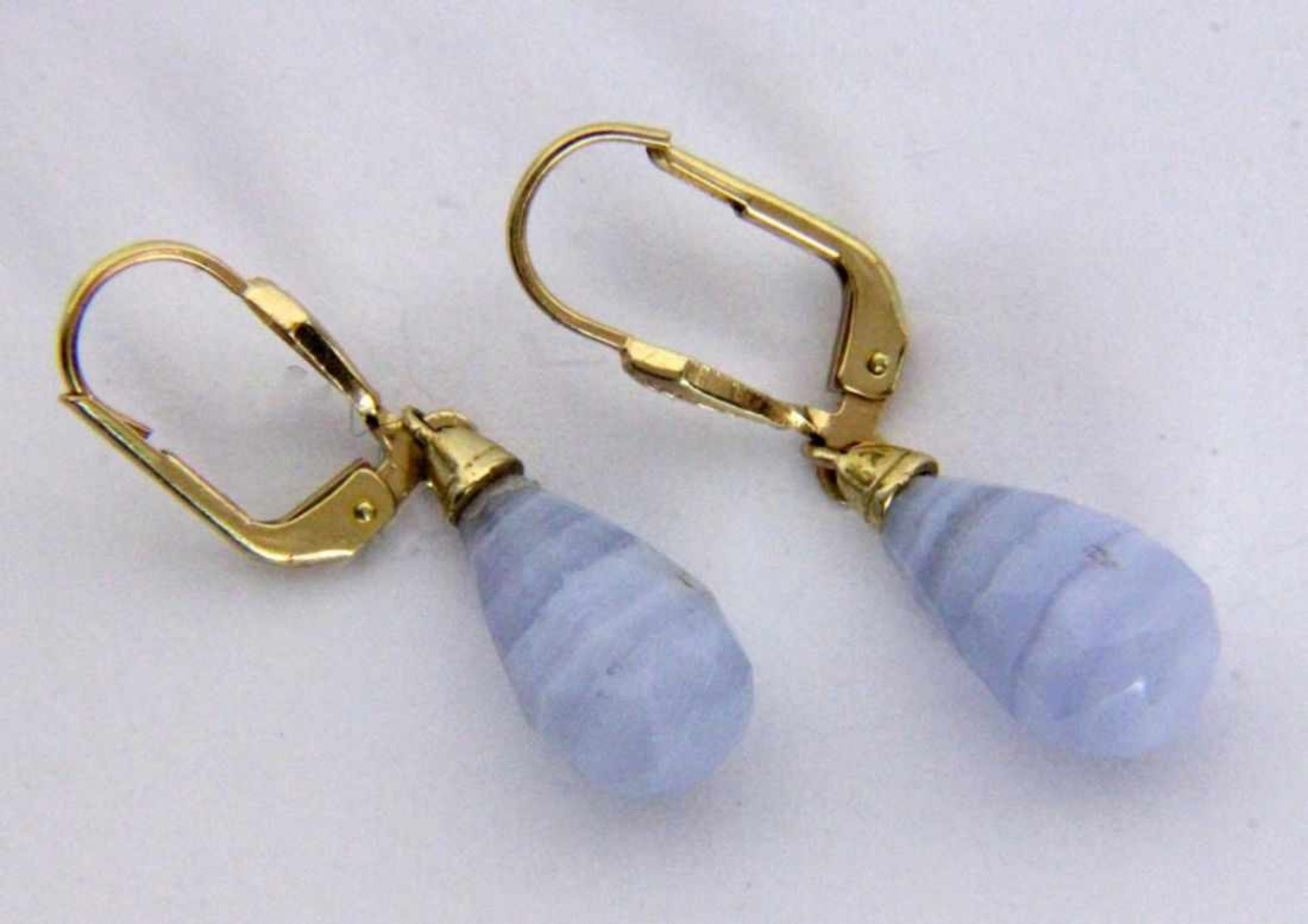 ''A PAIR OF DROP EARRINGS 585/000 yellow gold with chalcedony. 33 mm long, gross weight