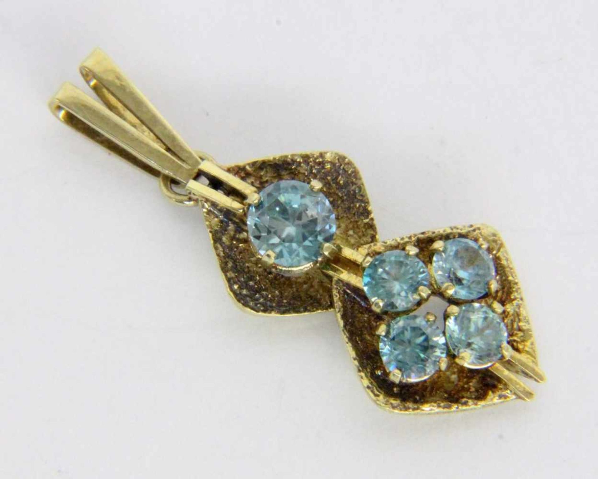 ''A PENDANT 585/000 yellow gold with 5 light blue zircons. 4 cm long, gross weight approx.