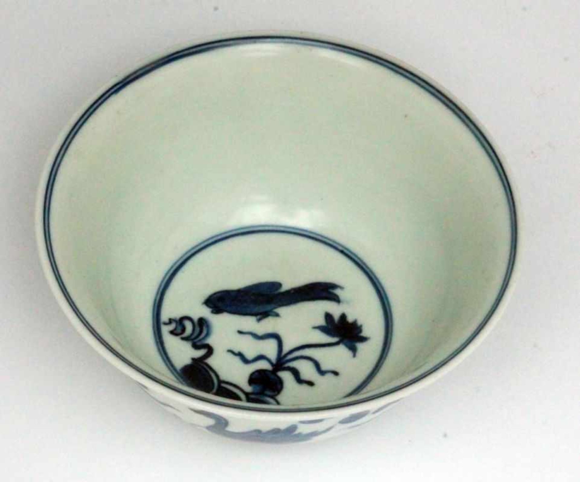 ''A PORCELAIN BOWL China, Ming style Deep-trough bowl with plants and aquatic animals - Bild 2 aus 4