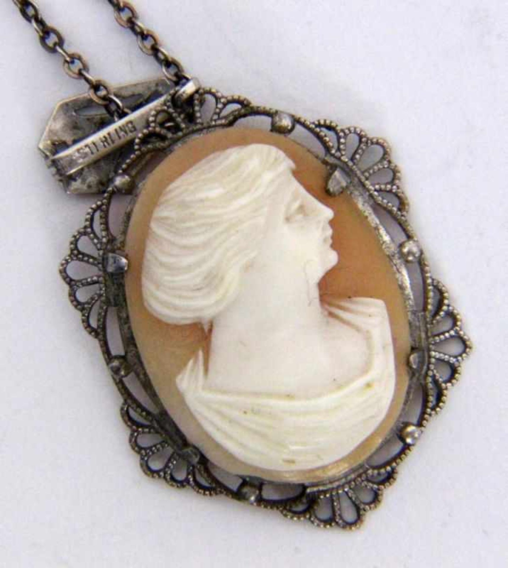 ''A PENDANT WITH SHELL CAMEO AND NECKLACE Silver. Approx. 44 x 25 mmKeywords: jewellery,