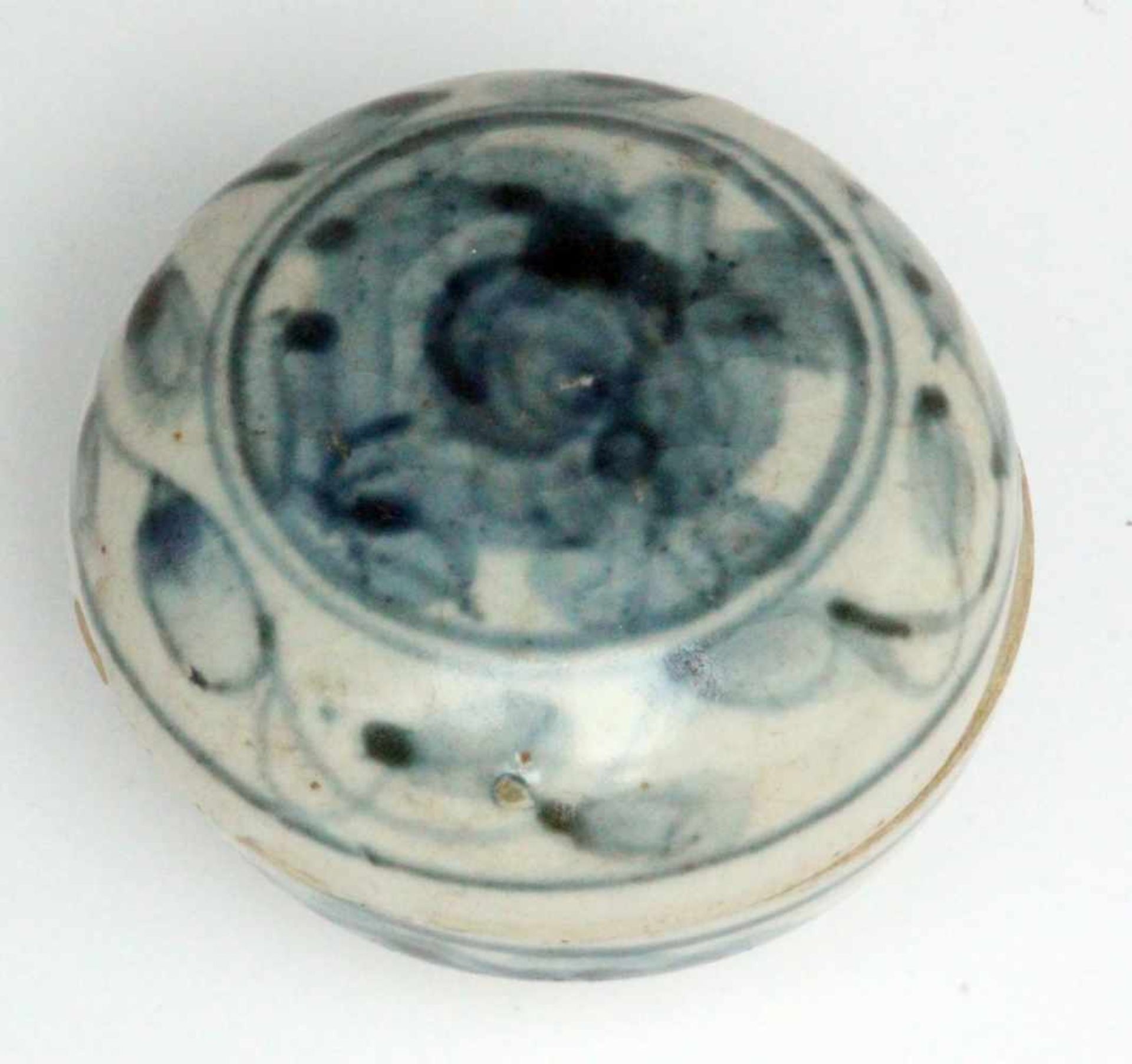 ''A SWATOW ZHANGZHOU LIDDED BOX Wanli era, Ming dynasty 1563-1620 Porcelain with floral