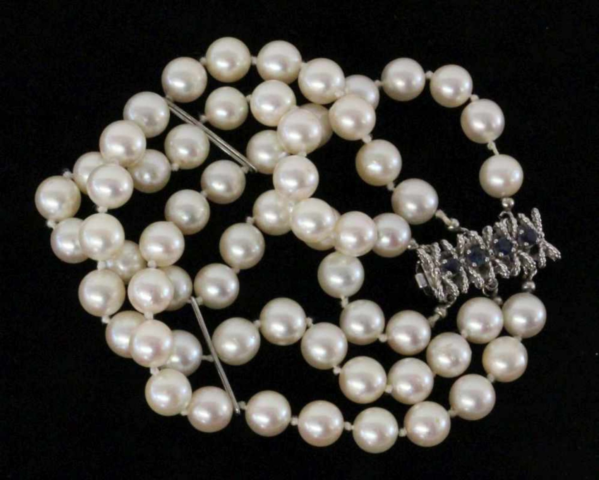 A PEARL BRACELET 3 strands. Clasp 585/000 white gold with 4 sapphires. Length 19 cm,