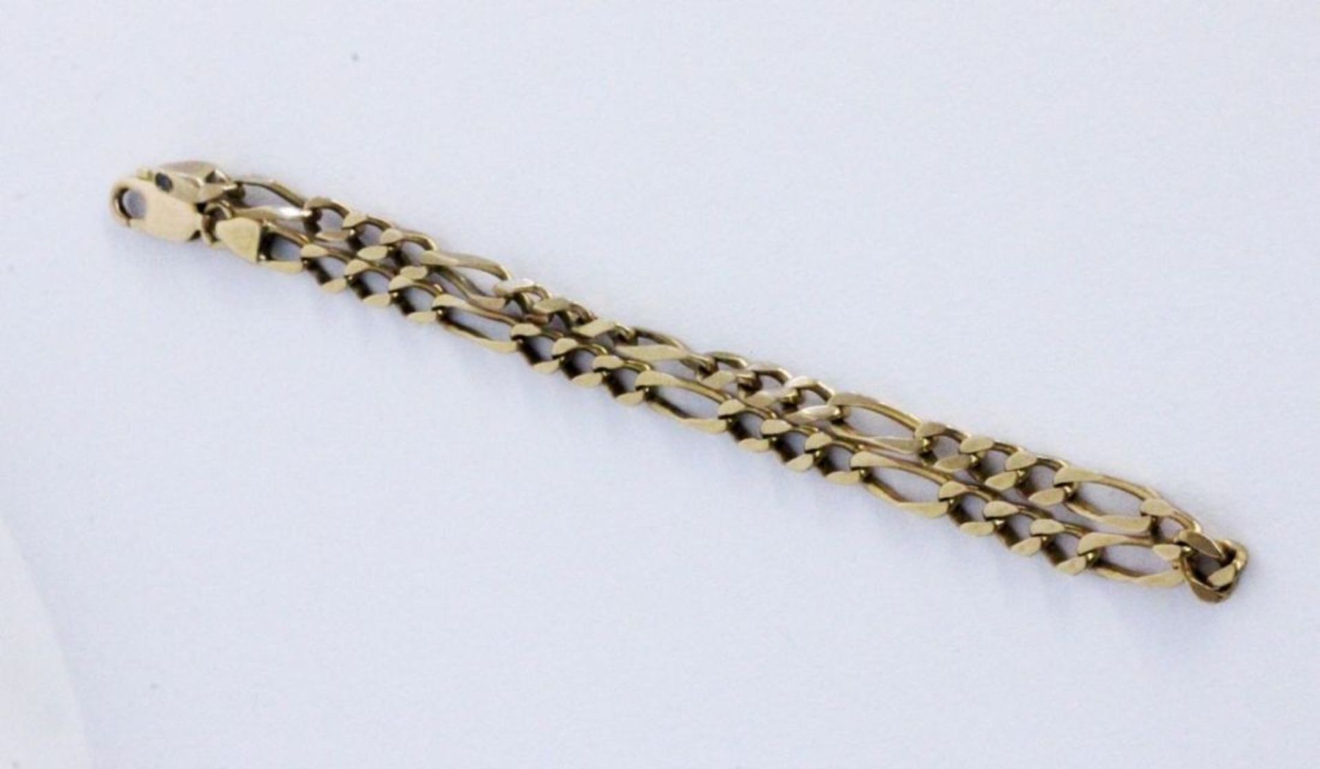 A CURB LINK BRACELET 333/000 yellow gold with carabiner clasp. 24 cm long, approx. 9.4