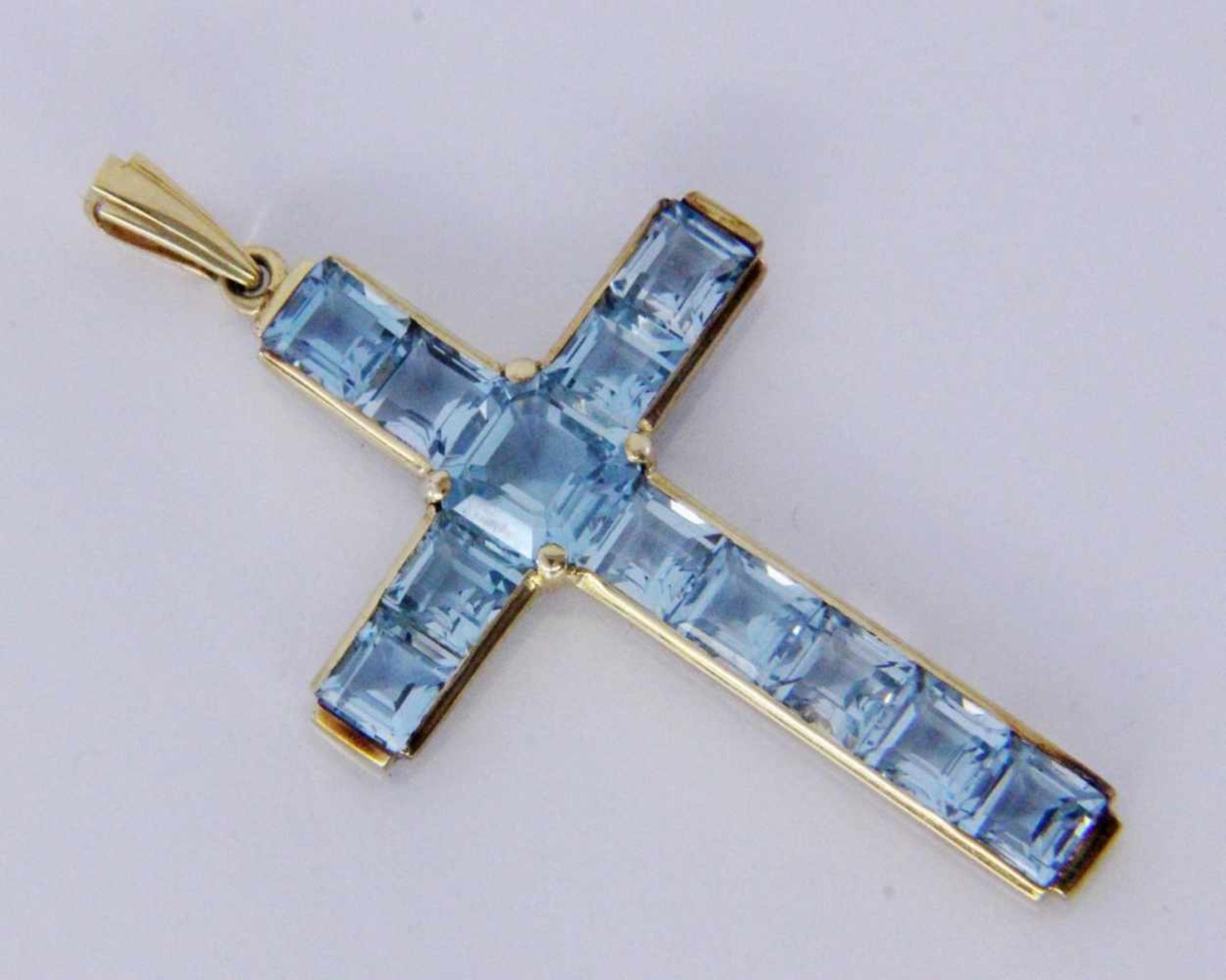 A CROSS PENDANT 585/000 yellow gold with fine aquamarines. 50 mm long, gross weight
