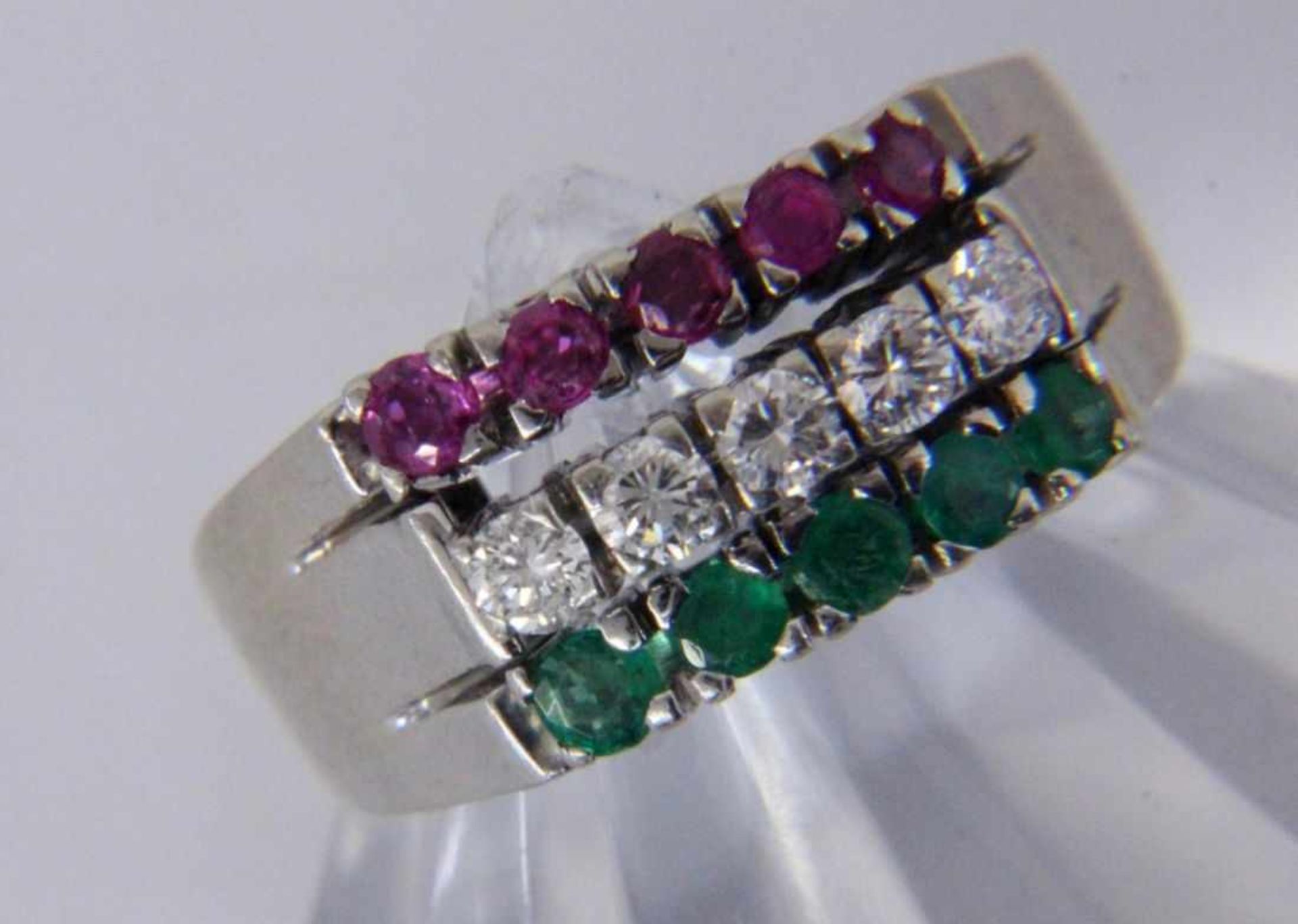 A LADIES RING, 585/000 yellow gold with rubies, emeralds and brilliant cut diamonds