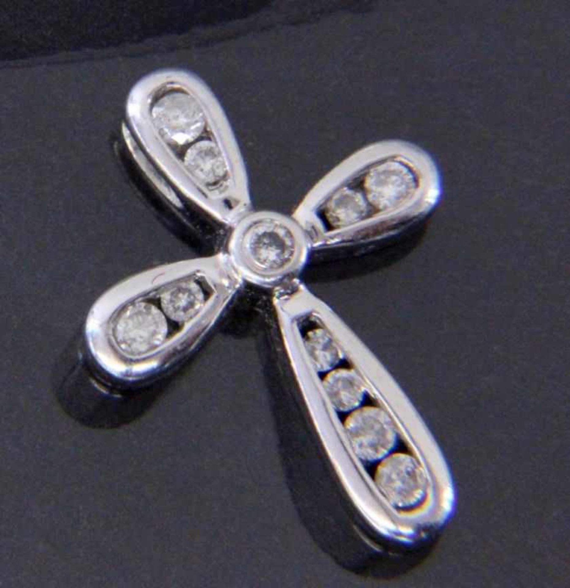 A CROSS PENDANT 585/000 white gold with diamonds. 20 mm long, gross weight approx. 1.6