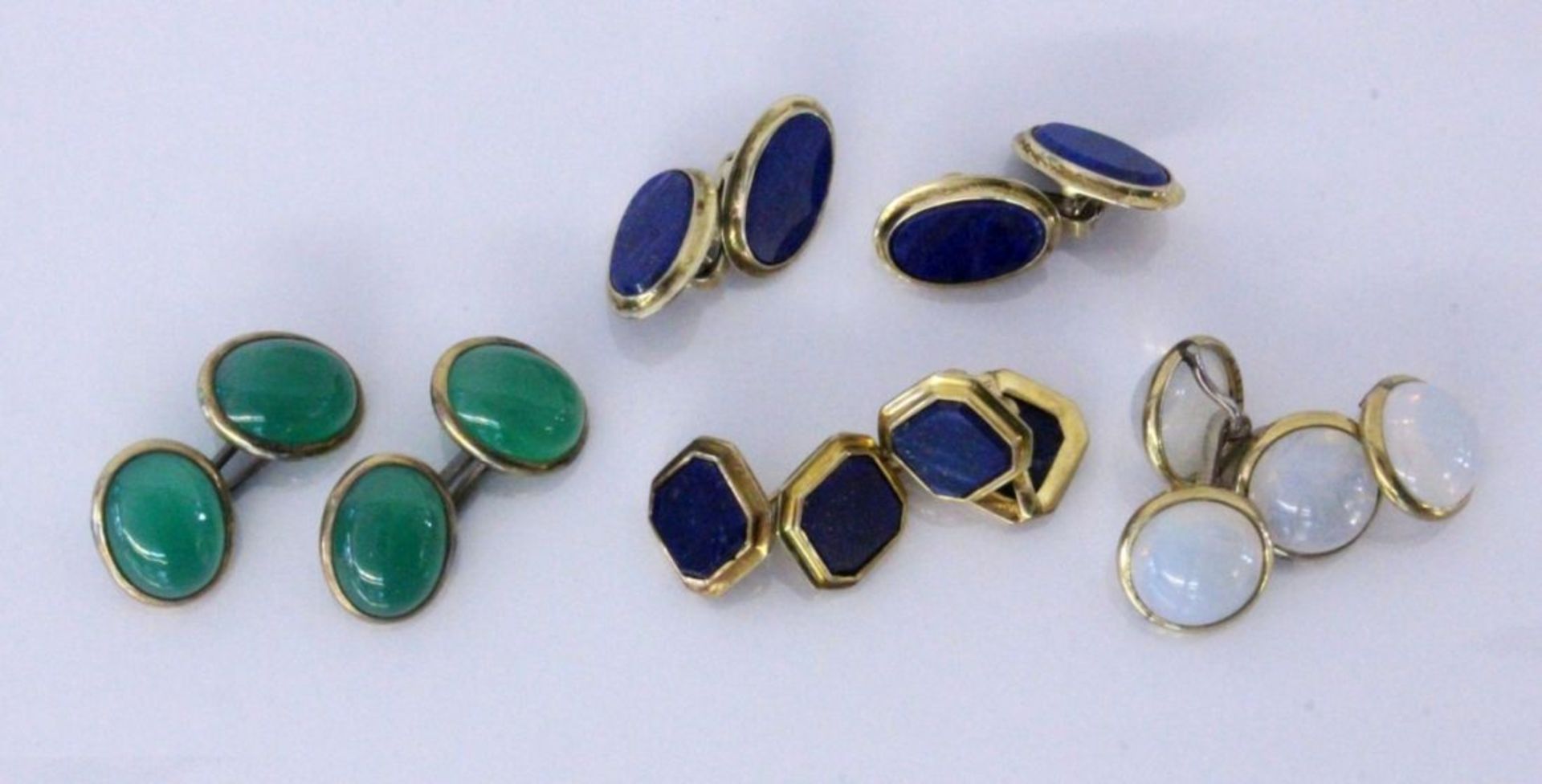 A LOT OF 4 PAIRS OF CUFFLINKS Silver, gold-plated, various gemstones. Keywords: jewellery,