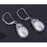 A PAIR OF DROP EARRINGS 585/000 white gold with pearls and diamonds. 30 mm long, gross
