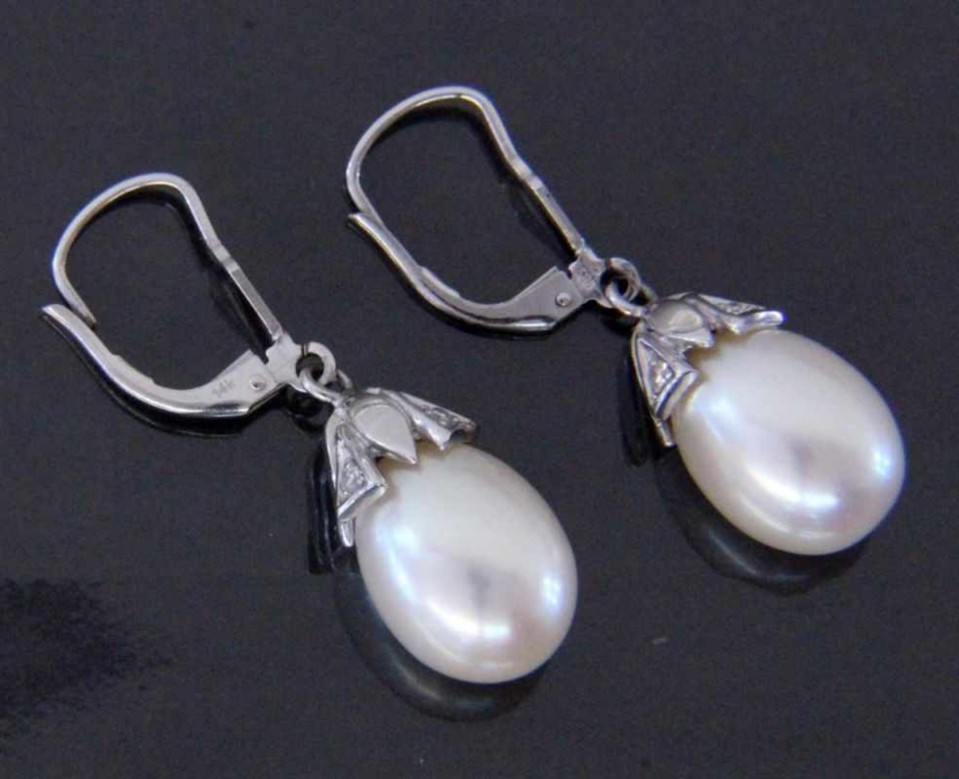 A PAIR OF DROP EARRINGS 585/000 white gold with pearls and diamonds. 30 mm long, gross