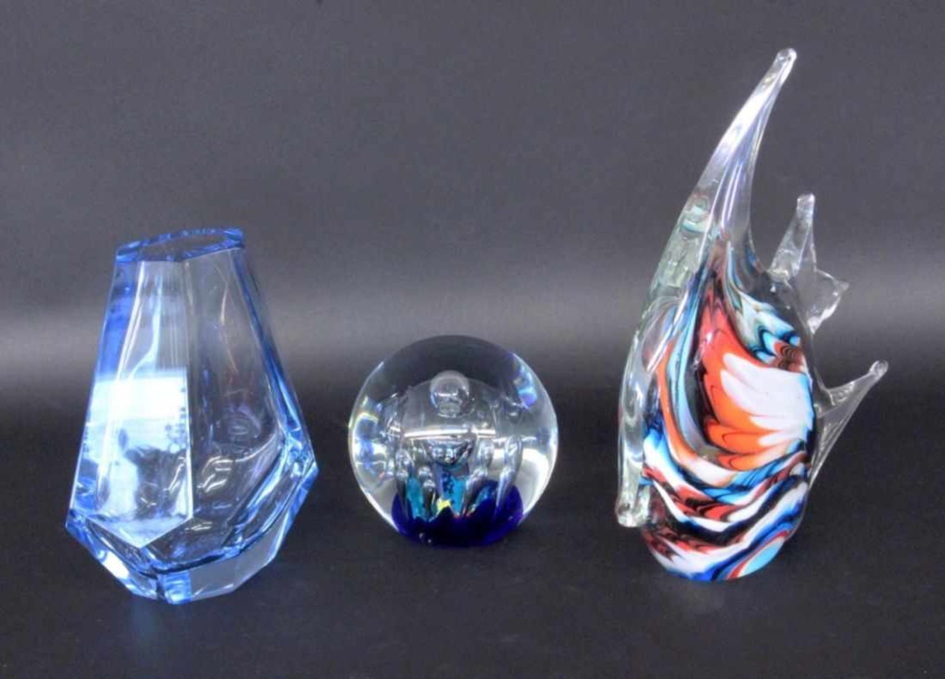 A LOT OF 3 MURANO GLASS ITEMS. 10-22 cm high. Keywords: glass, glassware, glass art,
