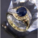 A LADIES RING 585/000 yellow gold with sapphire cabochon and brilliant cut diamonds. Ring