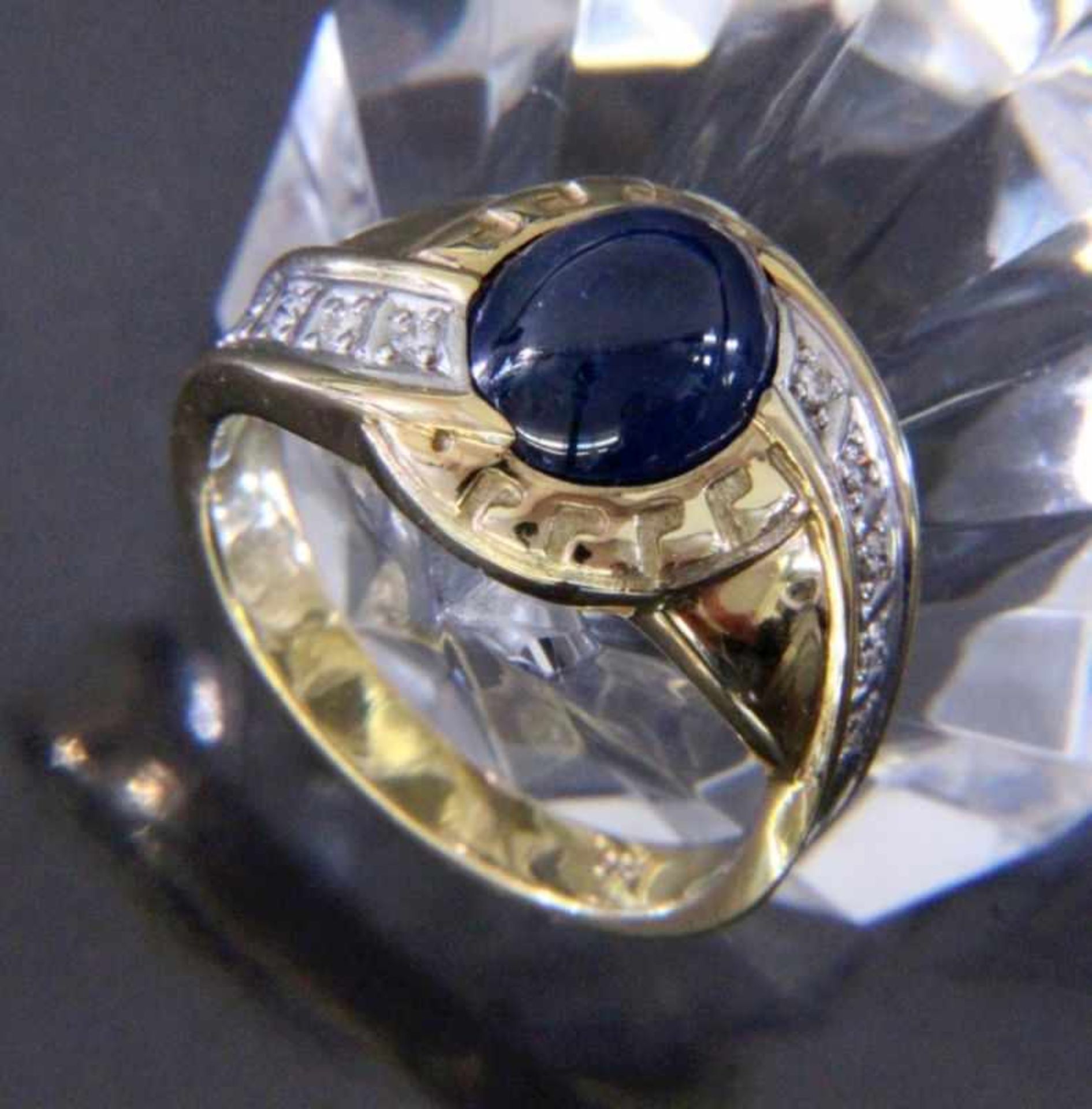 A LADIES RING 585/000 yellow gold with sapphire cabochon and brilliant cut diamonds. Ring