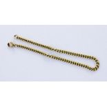 A FLAT CURB LINK BRACELET 333/000 yellow gold with carabiner clasp. 18 cm long, approx.