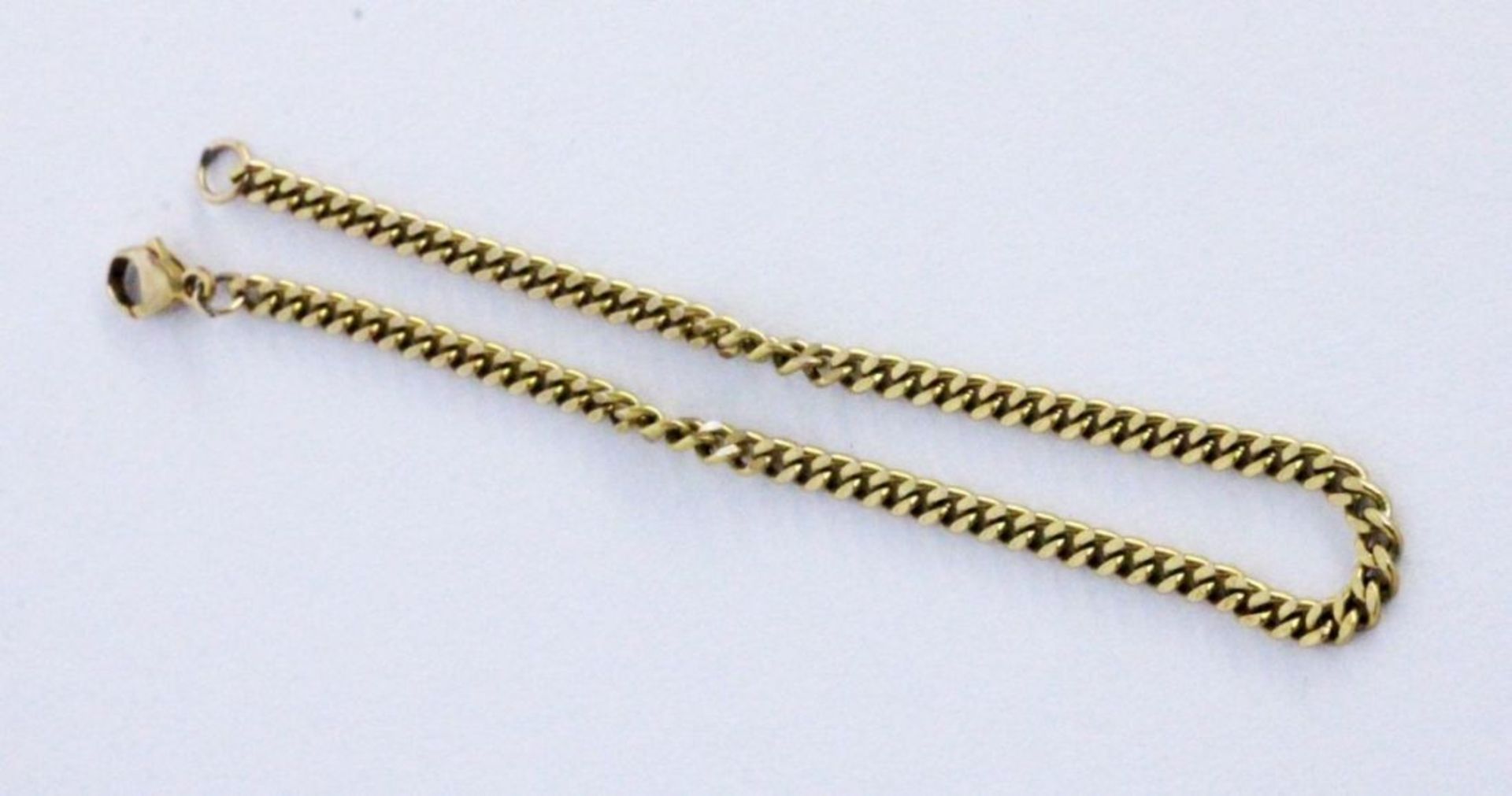 A FLAT CURB LINK BRACELET 333/000 yellow gold with carabiner clasp. 18 cm long, approx.