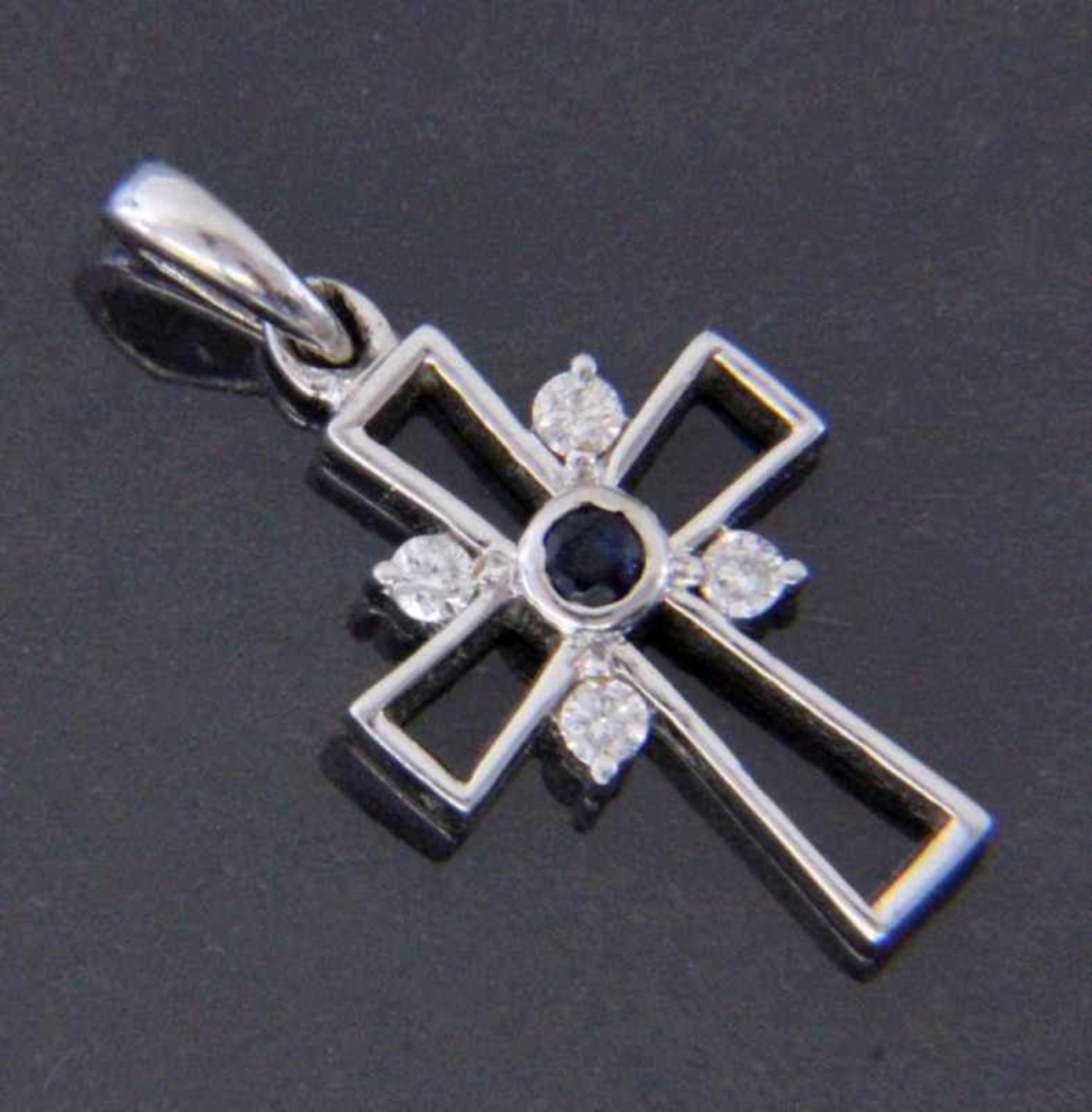 A CROSS PENDANT 750/000 white gold with 4 small brilliant cut diamonds and sapphire. 20 mm