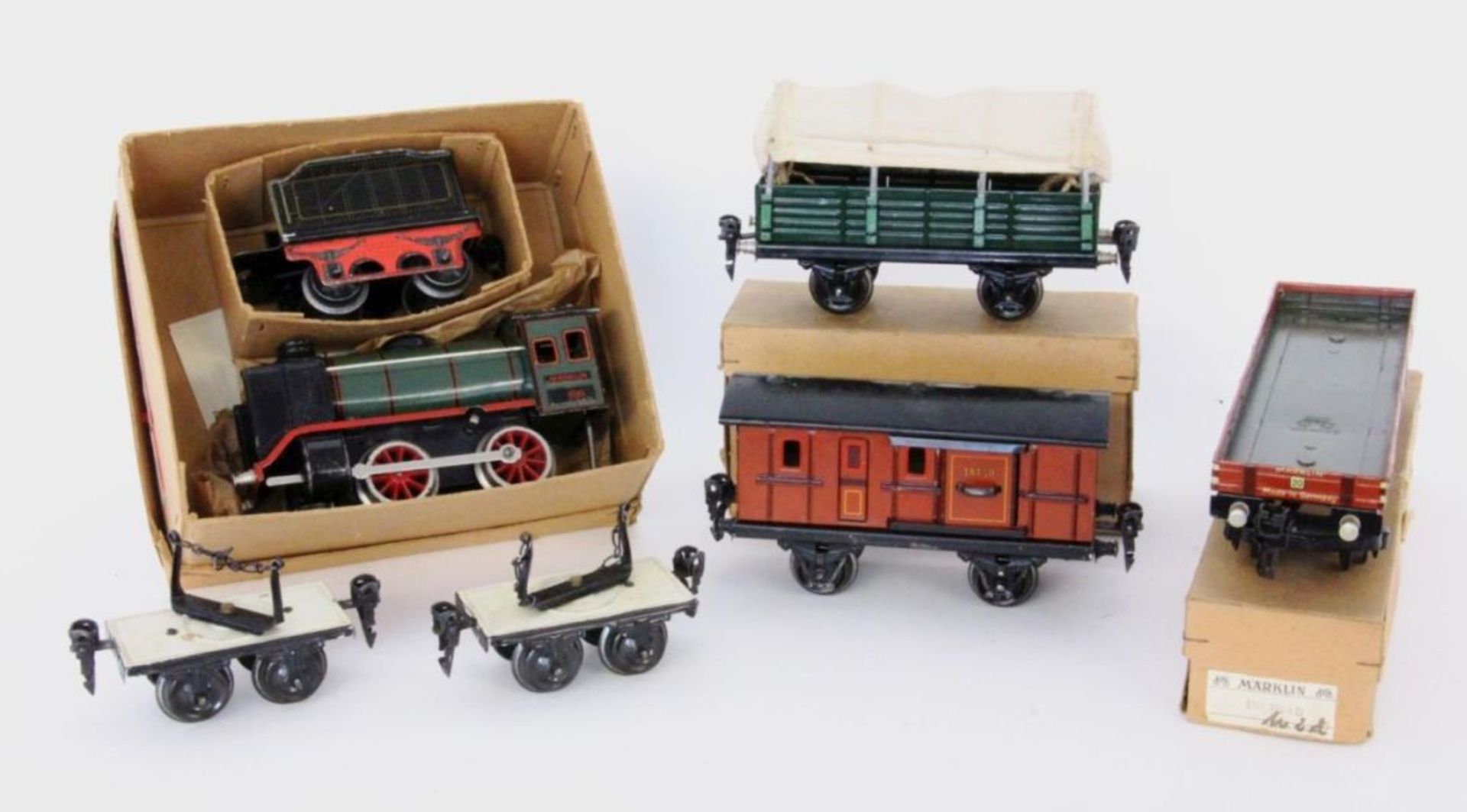 A MARKLIN FREIGHT TRAIN 1930s 0 gauge, clockwork operation. Steam locomotive with tender,