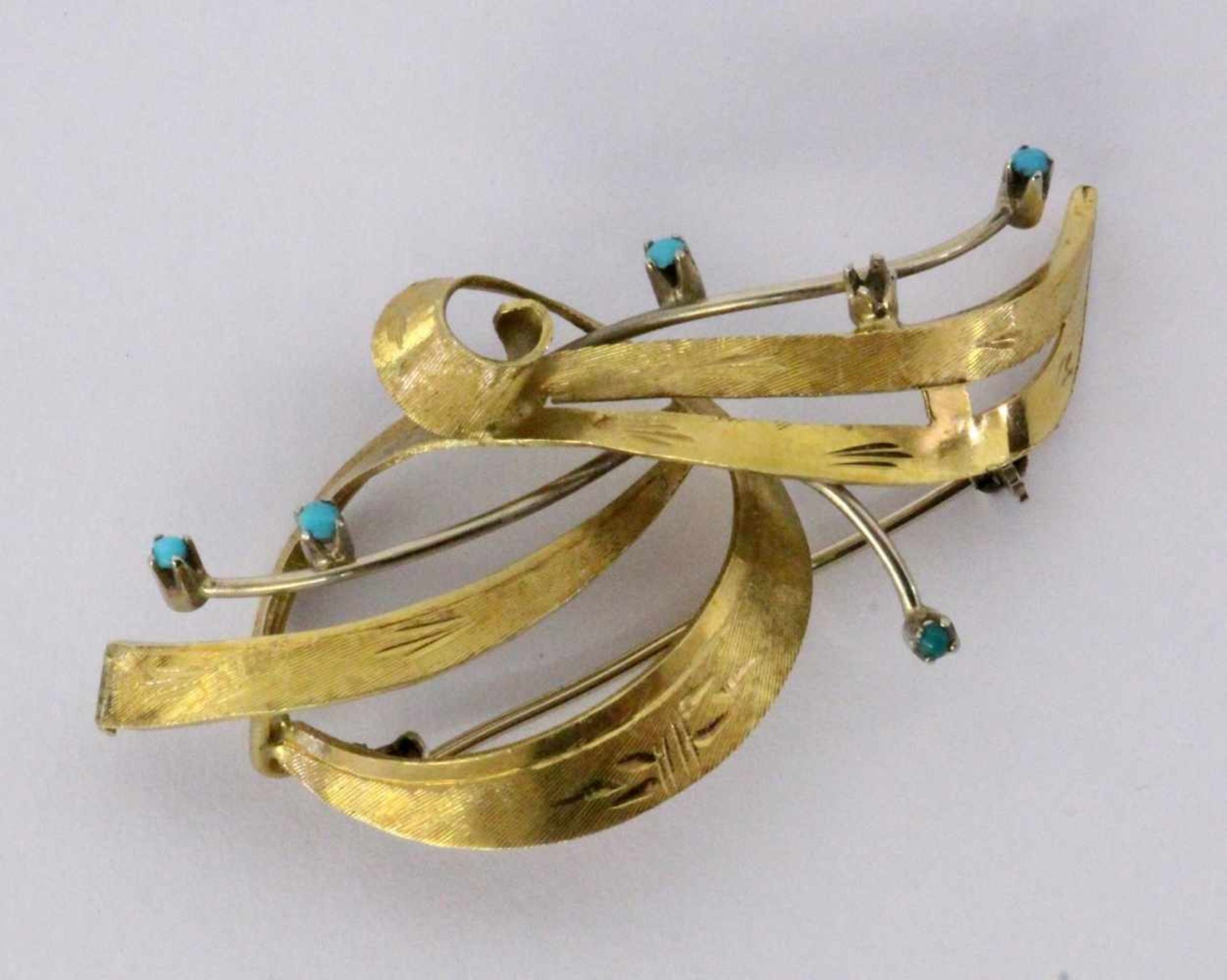 A BROOCH, 750/000 yellow gold. 6 cm long, approx. 7.8 grams. Keywords: jewellery, gold