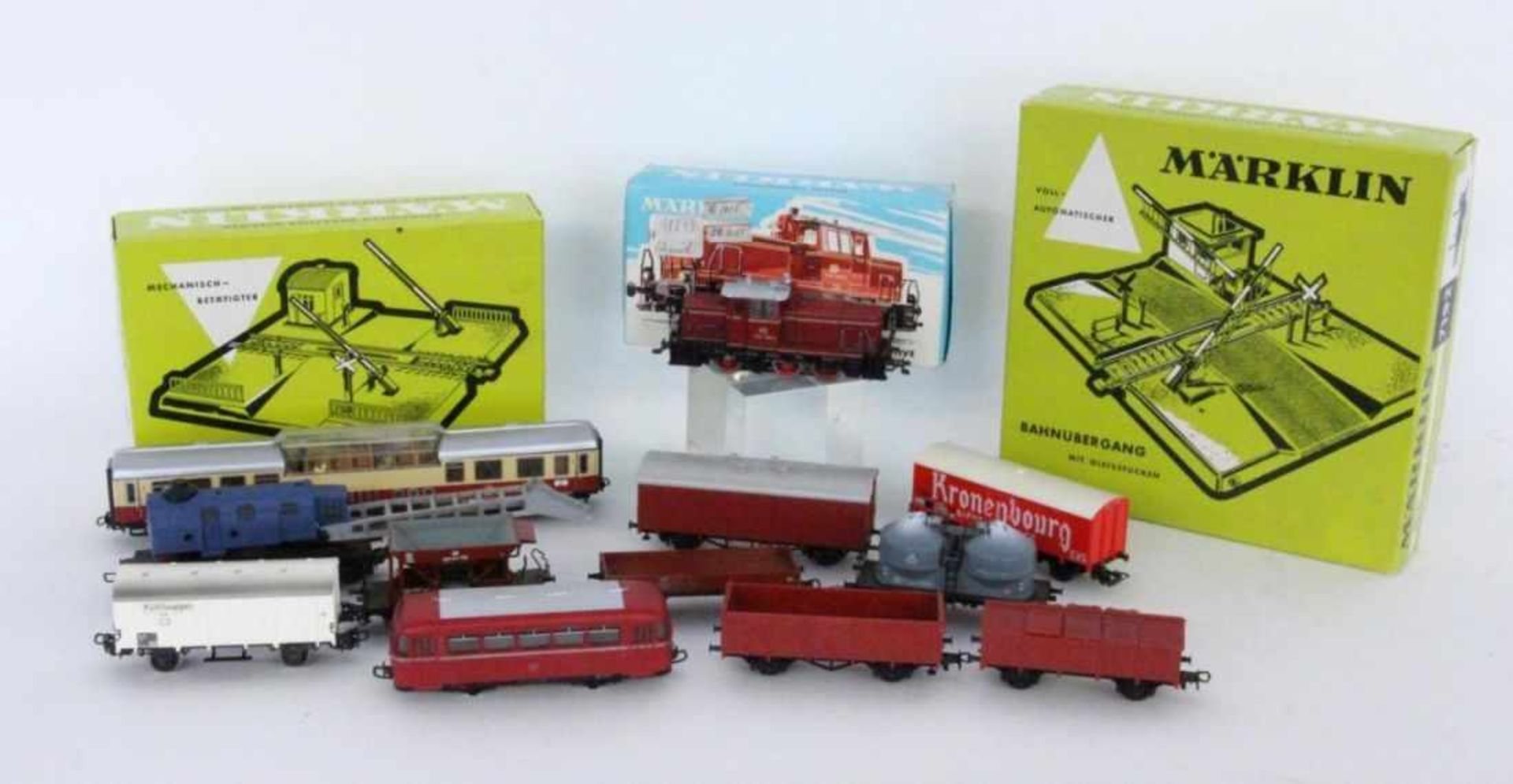 A LOT OF MARKLIN H0 RAILWAYS Diesel locomotive 3065, rail bus and 10 cars. Includes 2