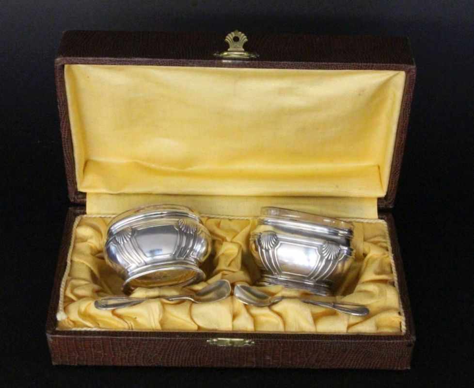 A PAIR OF SALT BOWLSSilver-plated metal with gilt interior, glass inserts and 2 spoons. With case.