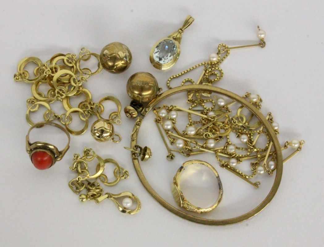 A LOT OF 13 JEWELLERY PIECES, 333/000 yellow gold. Condition: some damaged. Gross weight