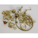 A LOT OF 13 JEWELLERY PIECES, 333/000 yellow gold. Condition: some damaged. Gross weight