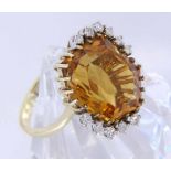 A LADIES RING 585/000 yellow gold with citrine and 10 brilliant cut diamonds. Ring size