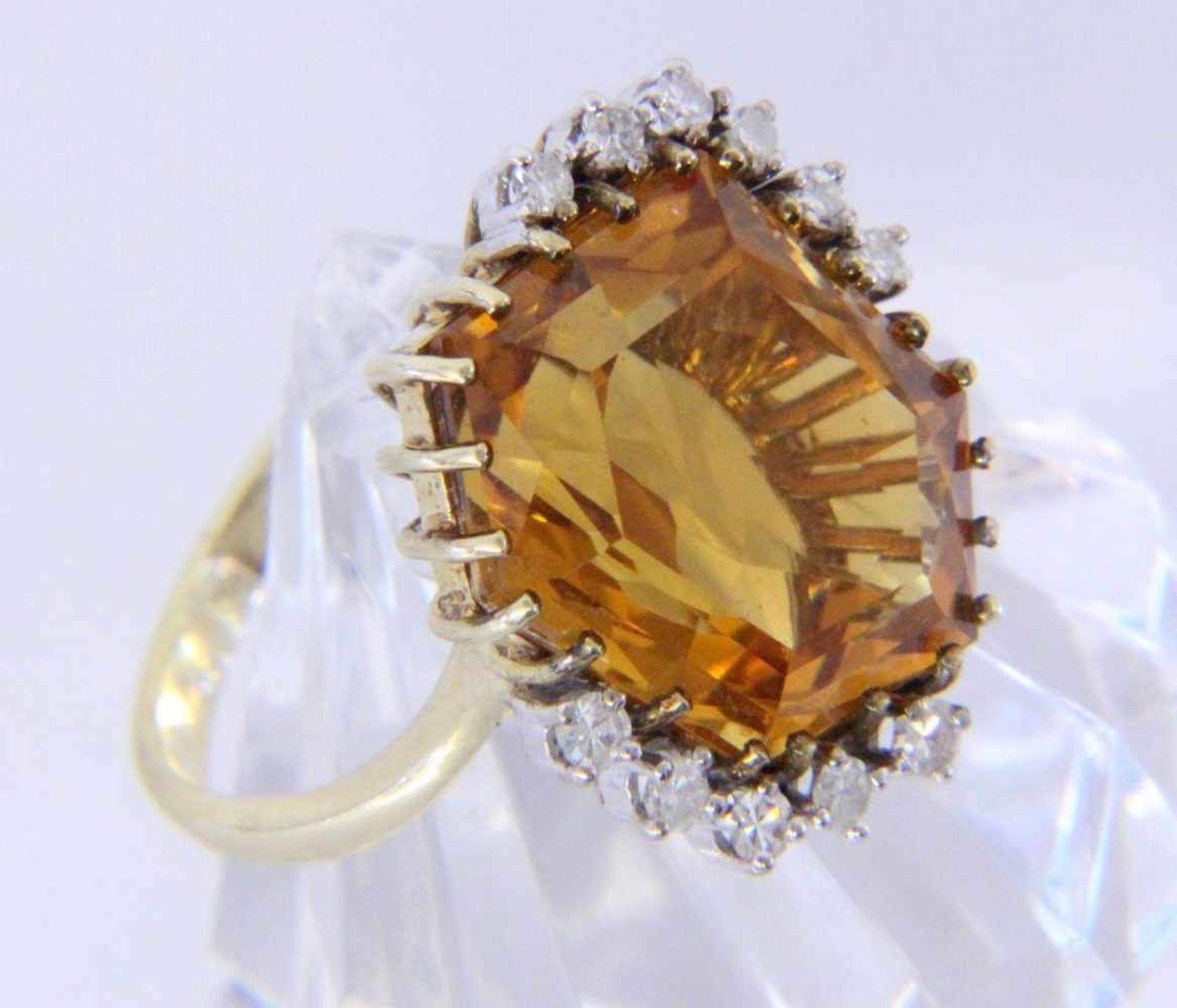 A LADIES RING 585/000 yellow gold with citrine and 10 brilliant cut diamonds. Ring size