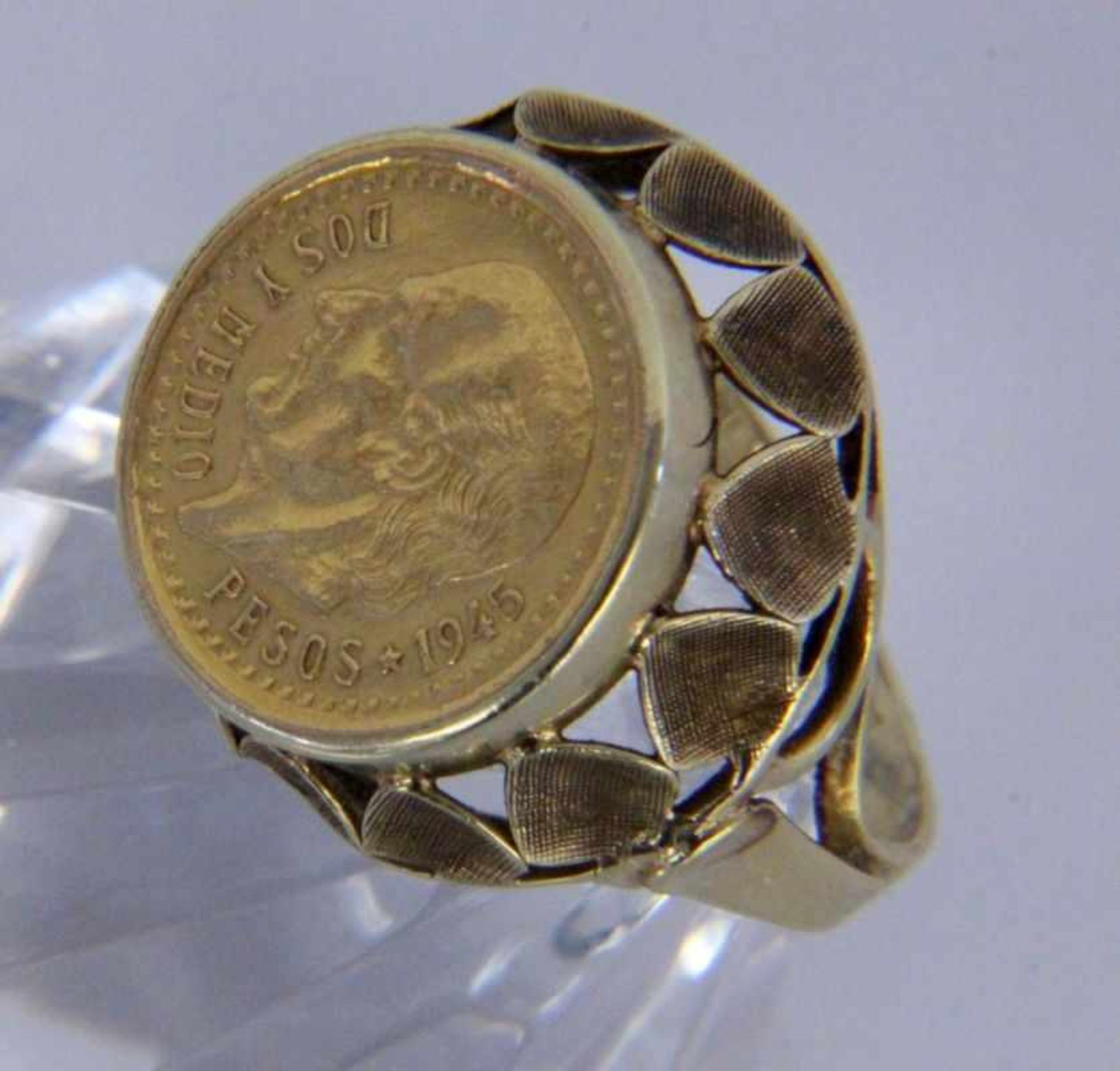 A COIN RING 585/000 yellow gold with Mexican 2 1/2 peso coin, Miguel Hidalgo 1945. 900/000