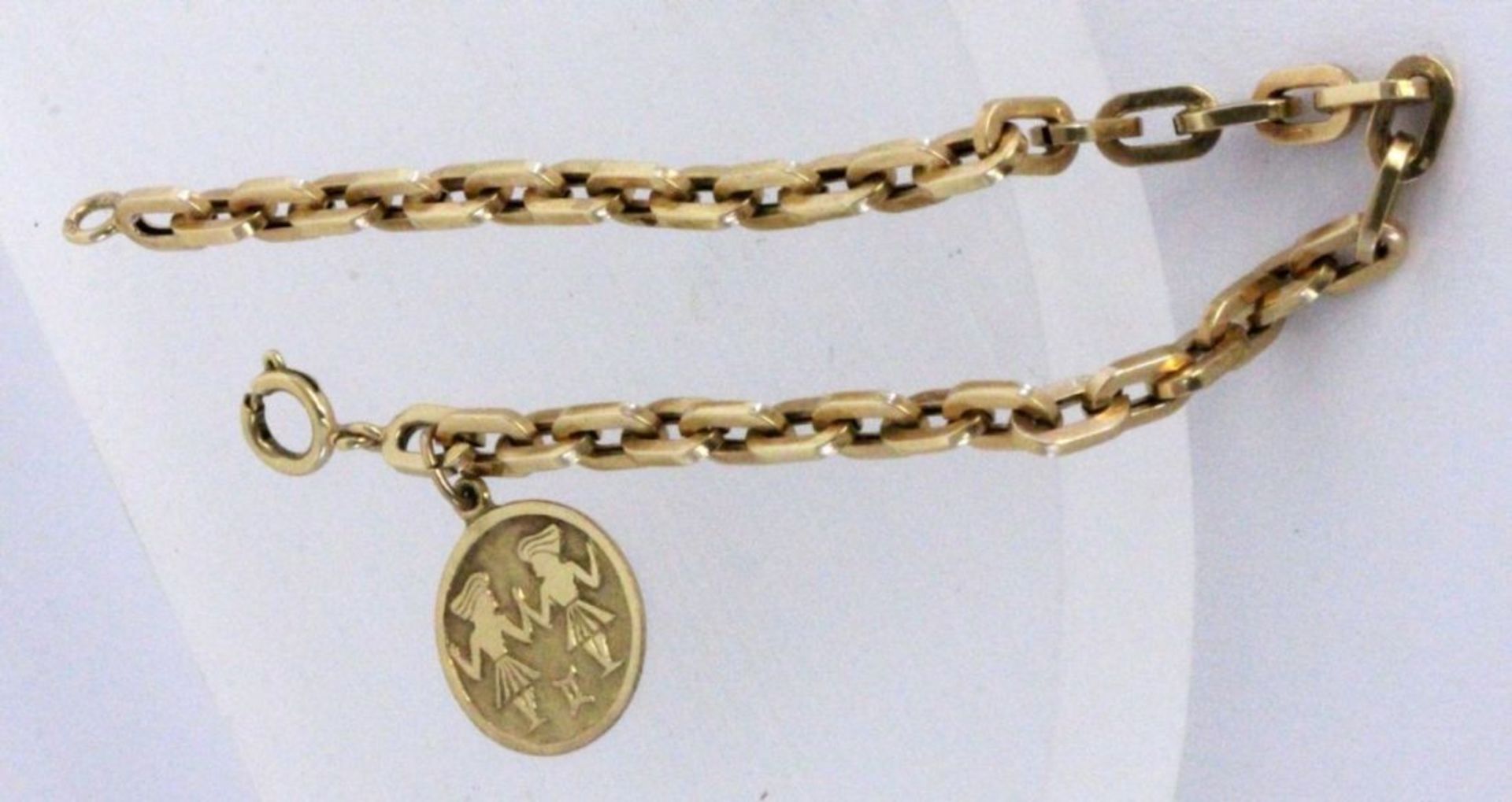 A LINK BRACELET 585/000 yellow gold with ''Gemini'' pendant in 333/000 yellow gold. 18.5