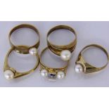 A LOT OF 5 RINGS 333/000 yellow gold with pearls. Gross weight approx. 12 grams. Keywords: