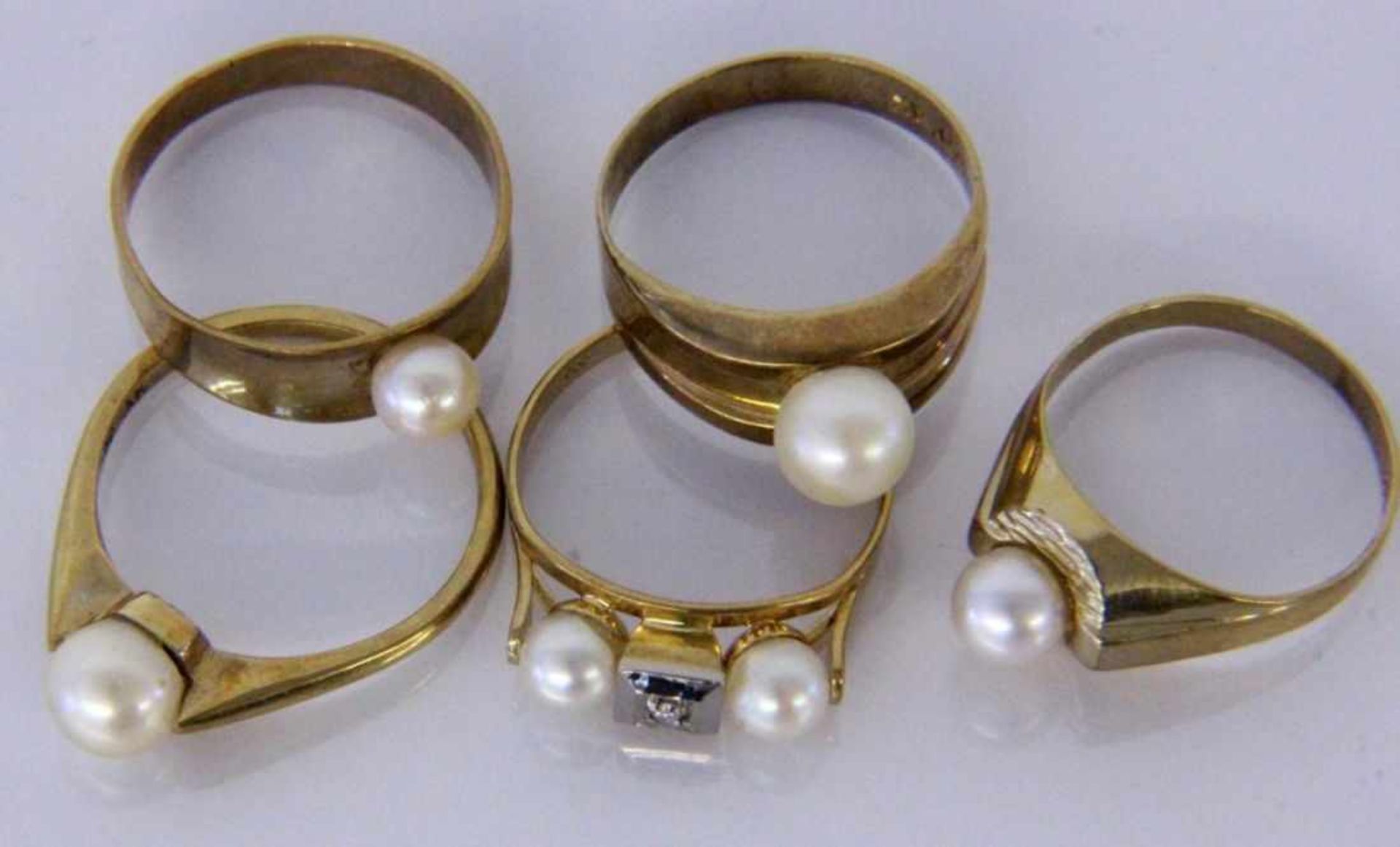 A LOT OF 5 RINGS 333/000 yellow gold with pearls. Gross weight approx. 12 grams. Keywords: