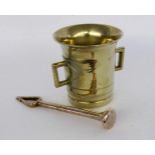 AN OLD BRASS MORTAR WITH PESTLE 15 cm high. Keywords: dish, miscellaneous pieces, tool,
