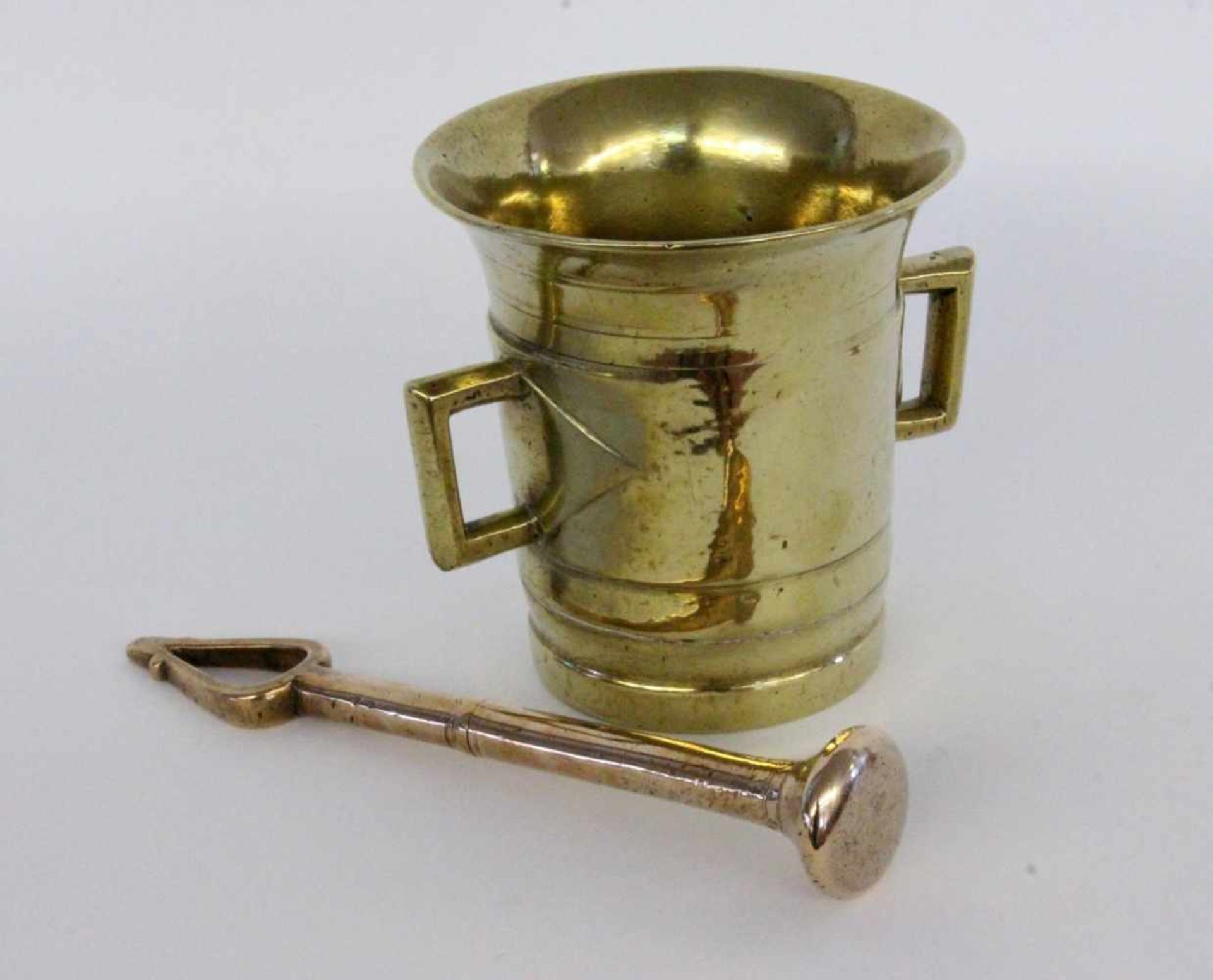 AN OLD BRASS MORTAR WITH PESTLE 15 cm high. Keywords: dish, miscellaneous pieces, tool,
