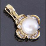 A CLIP / PENDANT 585/000 yellow gold with pearl and diamonds, mostly baguette cut. 20 mm