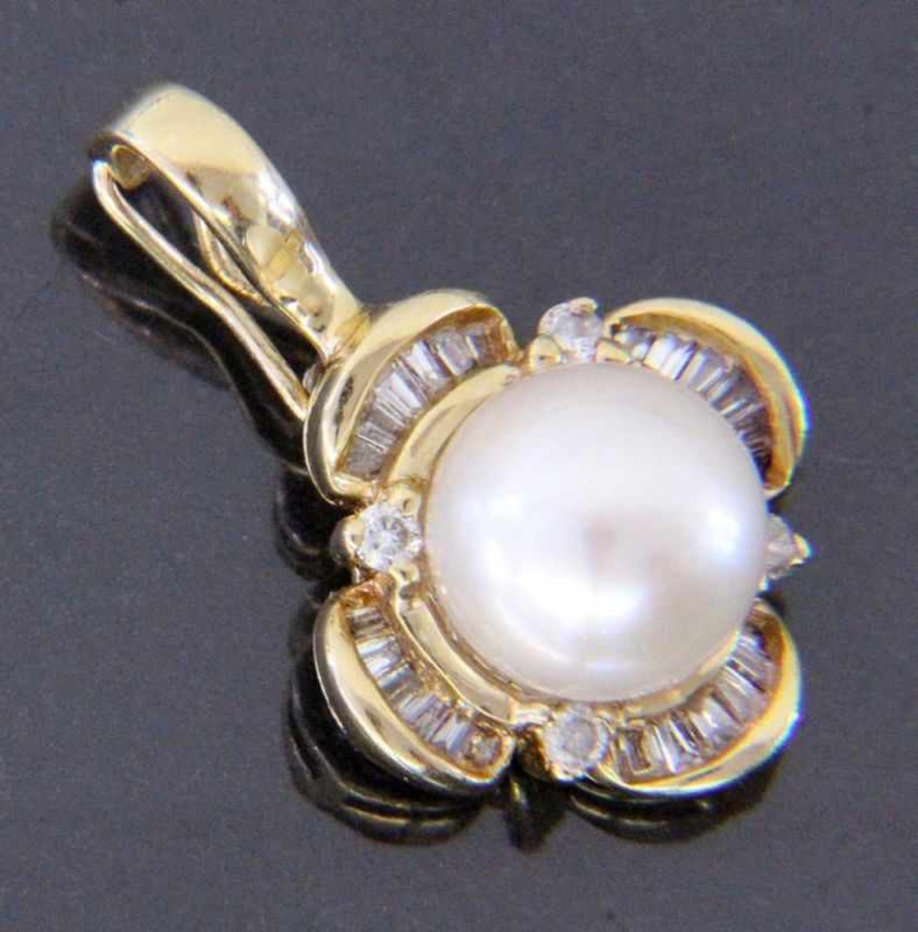 A CLIP / PENDANT 585/000 yellow gold with pearl and diamonds, mostly baguette cut. 20 mm