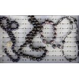 A LOT OF 5 PEARL JEWELLERY PIECES, black coloured baroque pearls. Keywords: jewellery,