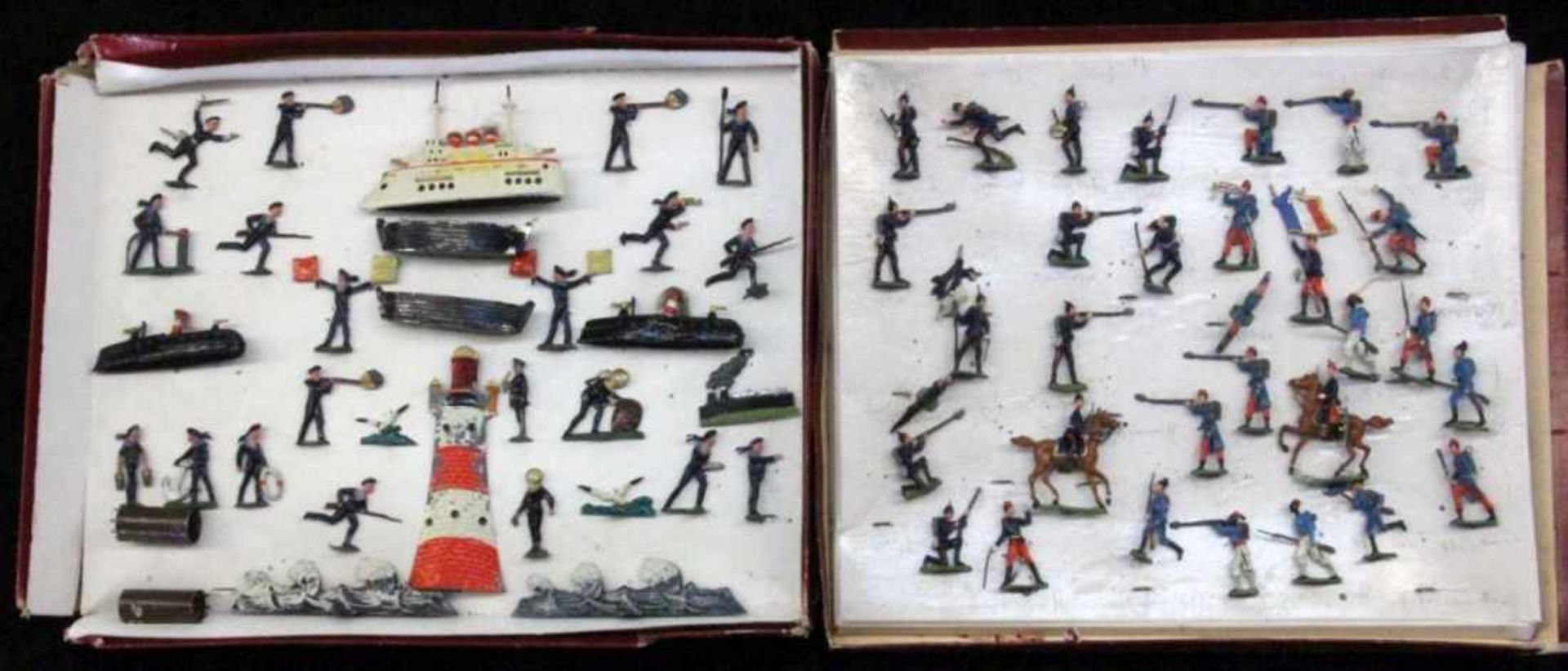 A LOT OF 31 PIECES OF A SEA FLEET and 31 tin soldiers. In original box. Keywords: toys,