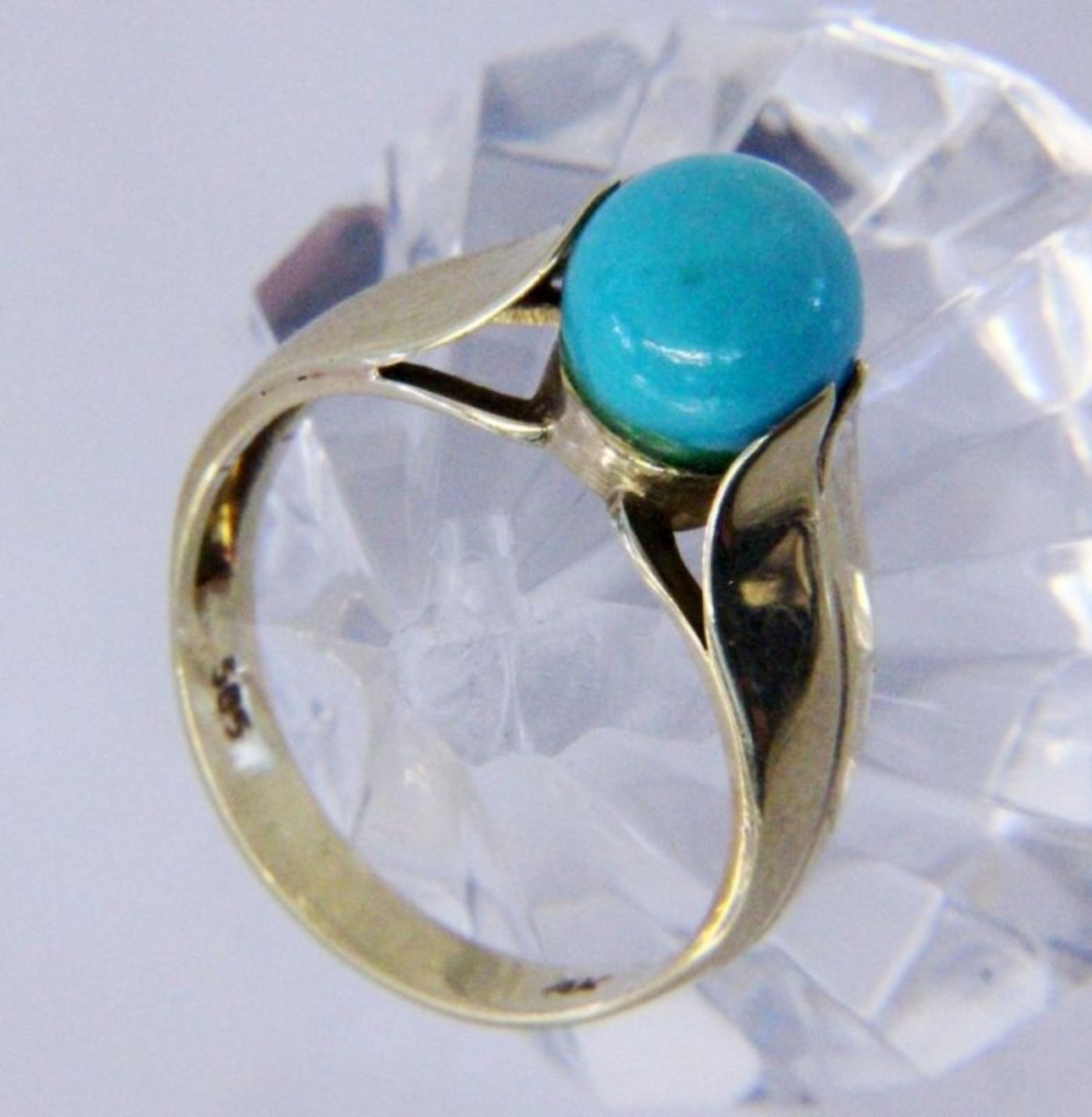 A LADIES RING 585/000 yellow gold with turquoise. Ring size 56, gross weight approx. 4