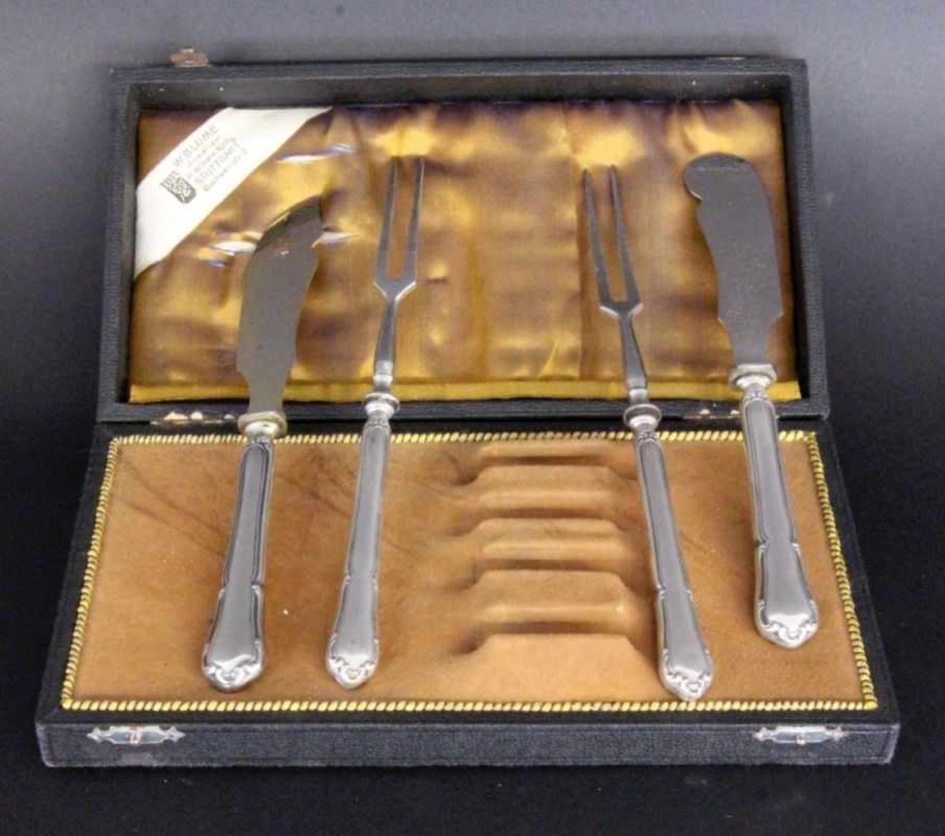 A SET OF CHEESE KNIVES AND FORKS WITH SILVER HANDLES 4 pieces, in original case. Keywords: