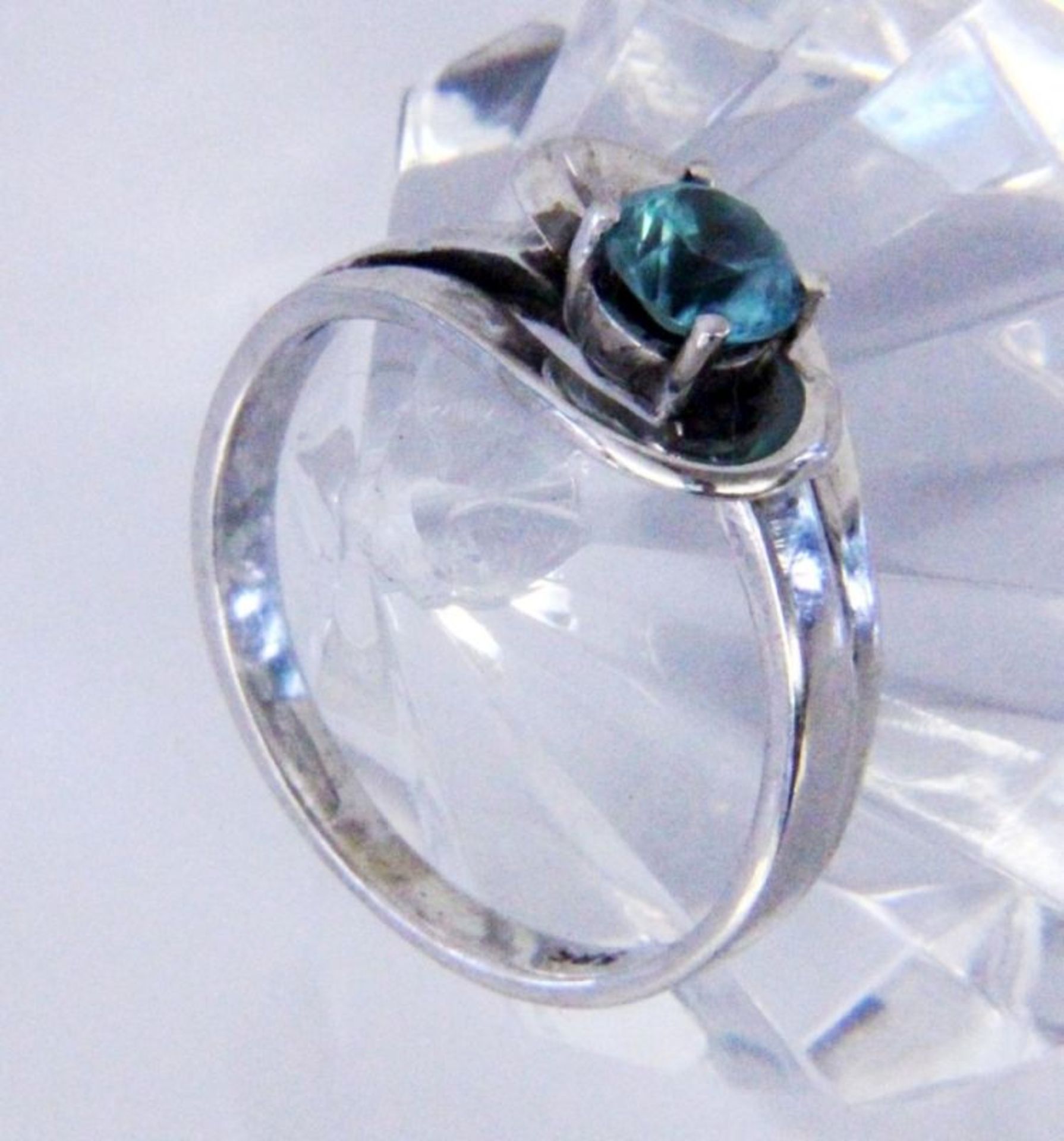 A LADIES RING 585/000 white gold with blue zircon. Ring size 56, gross weight approx. 3.4