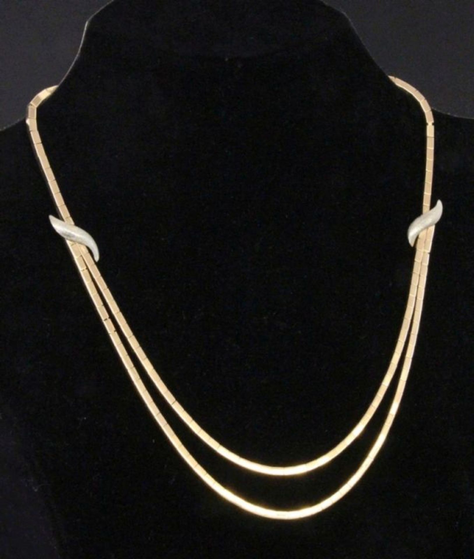 A NECKLACE, 2 strands. 750/000 yellow gold. 41.5 cm long, approx. 39 grams. Keywords: