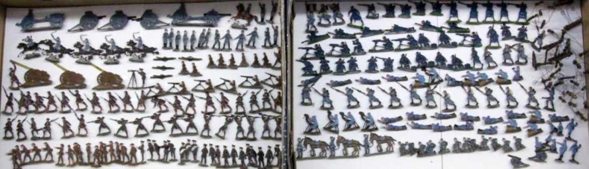 A LOT OF 118 TIN SOLDIERS Cavalries, artillery etc. Keywords: toys, playthings, pewter