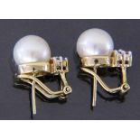A PAIR OF STUD EARRINGS / CLIPS 585/000 yellow gold with pearls of approx. 9 mm and