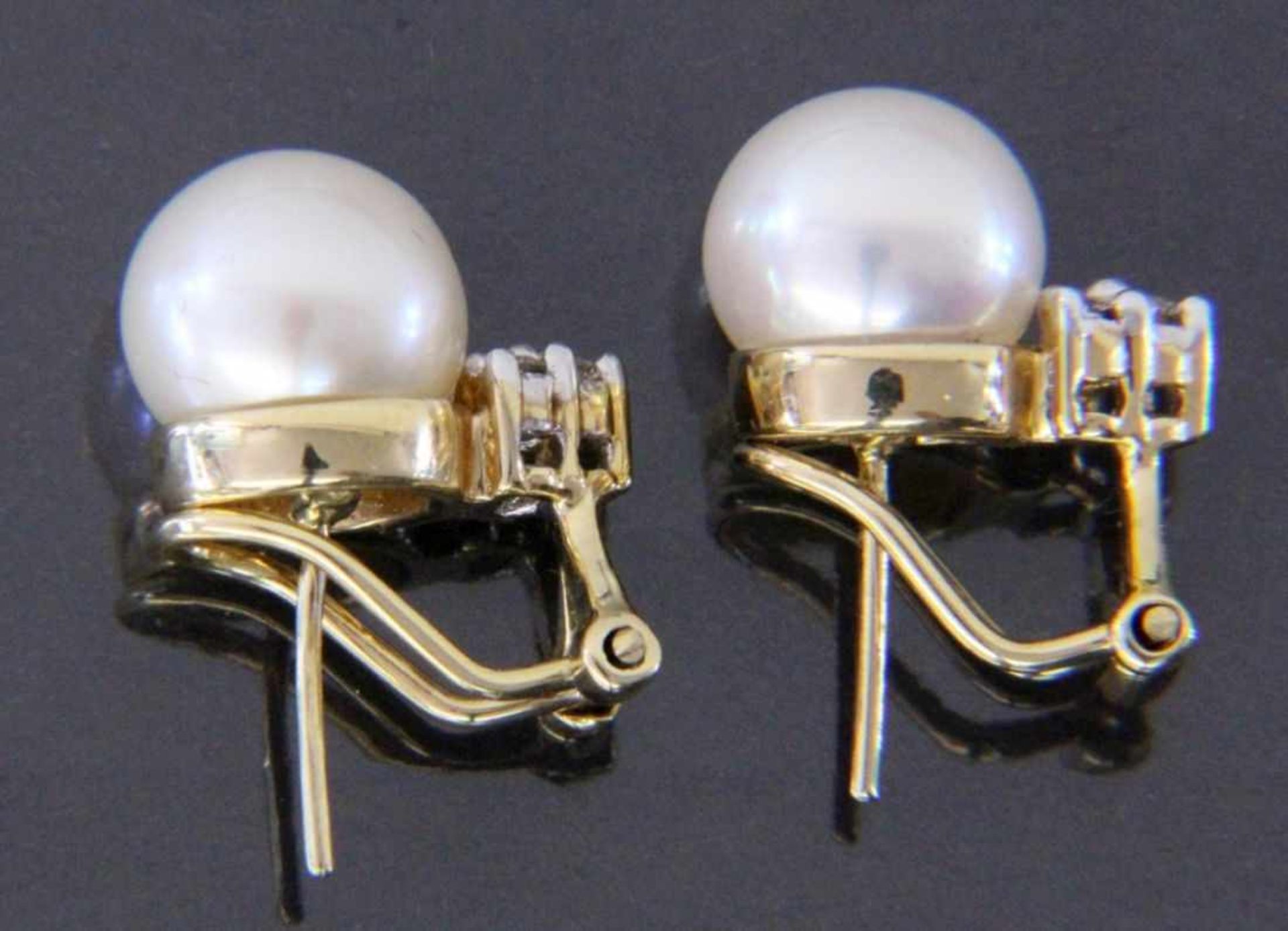 A PAIR OF STUD EARRINGS / CLIPS 585/000 yellow gold with pearls of approx. 9 mm and