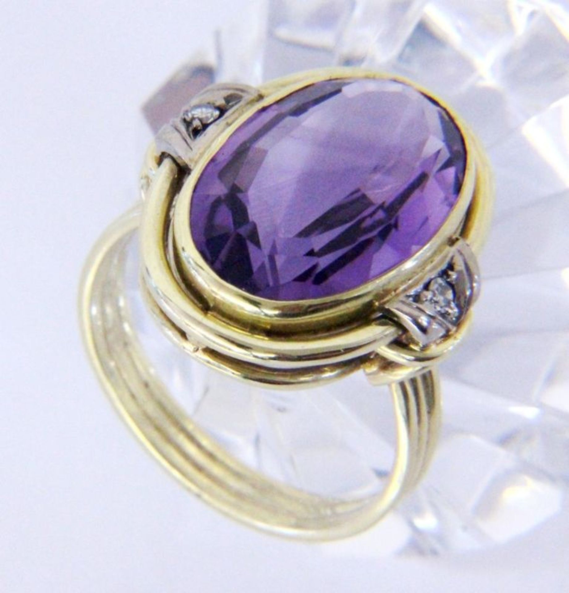 A LADIES RING 585/000 yellow gold with amethyst and 2 brilliant cut diamonds. Ring size