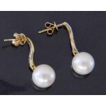 A PAIR OF STUD EARRINGS 585/000 yellow gold with pearl and brilliant cut diamonds.