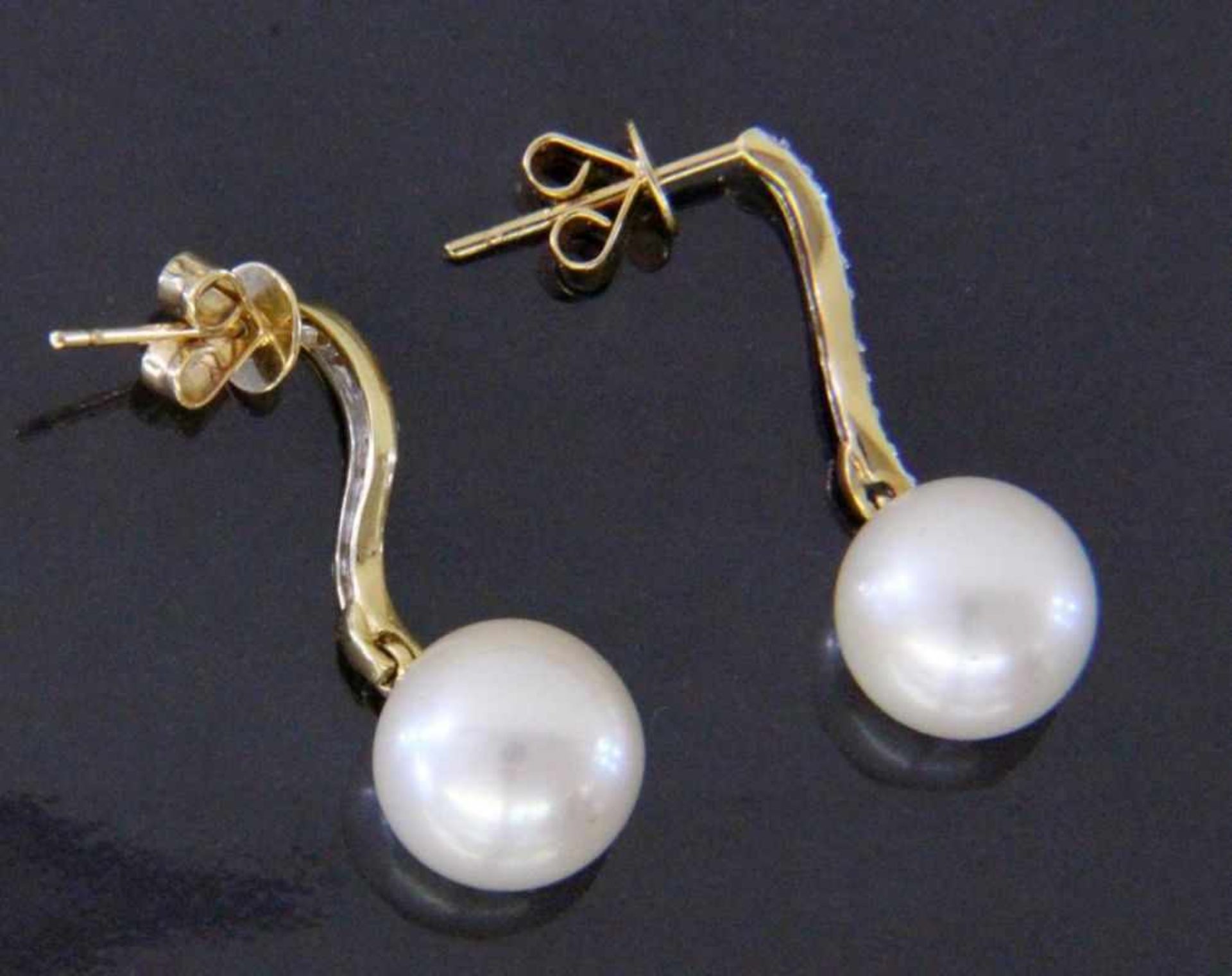 A PAIR OF STUD EARRINGS 585/000 yellow gold with pearl and brilliant cut diamonds.