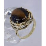 A LADIES RING 585/000 yellow gold with tiger's eye. Ring size 55, gross weight approx. 7.9