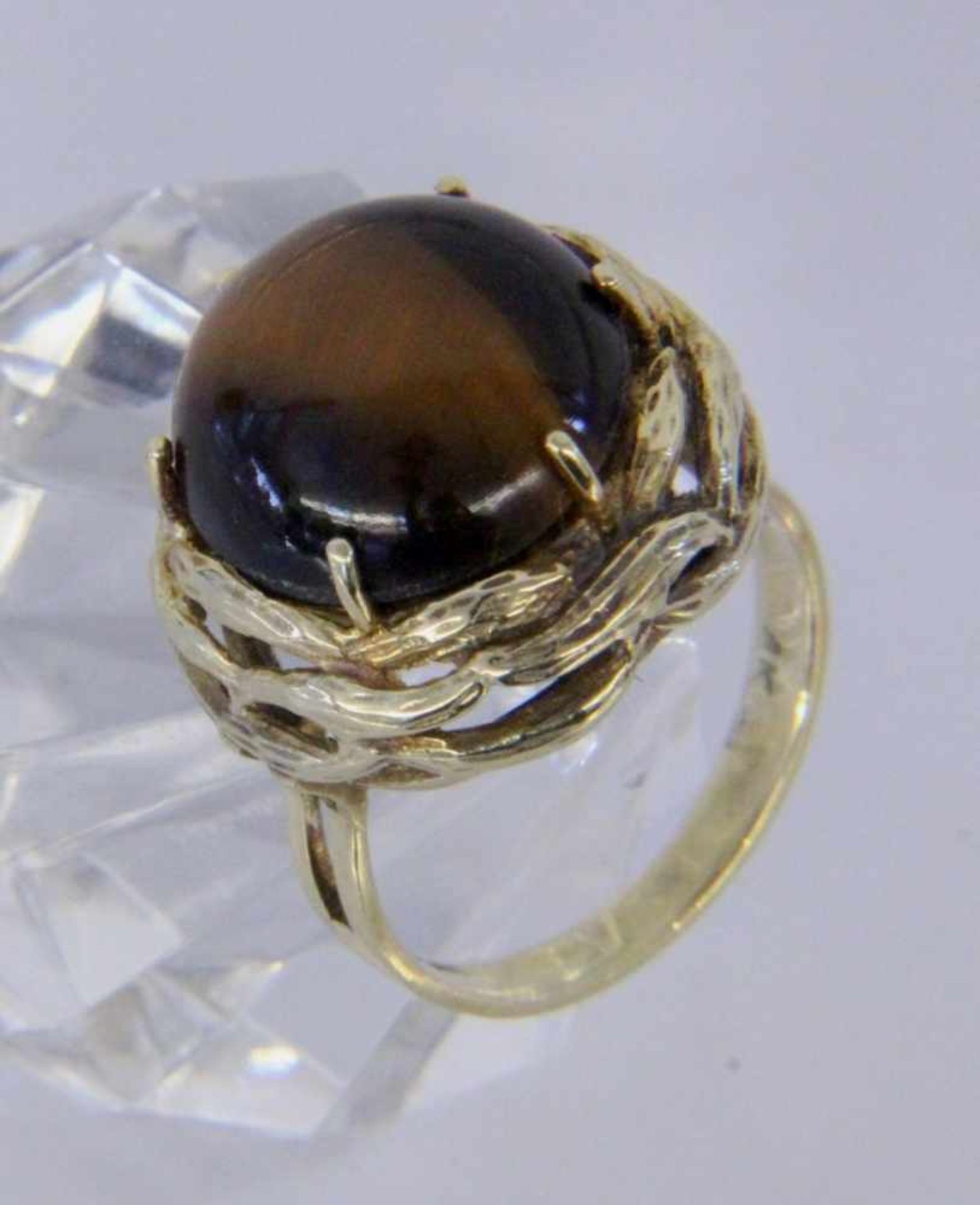 A LADIES RING 585/000 yellow gold with tiger's eye. Ring size 55, gross weight approx. 7.9