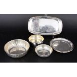 A LOT OF 6 SILVER ITEMS Bowls and platters. Hallmarked. Approx. 500 grams in total.